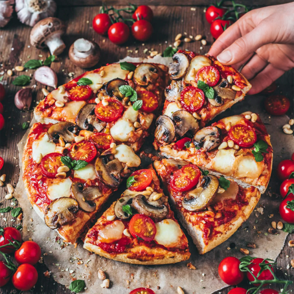 Рецепт вкусной пиццы с колбасой и сыром в духовке с домашним соусом и тестом - the Вкусно