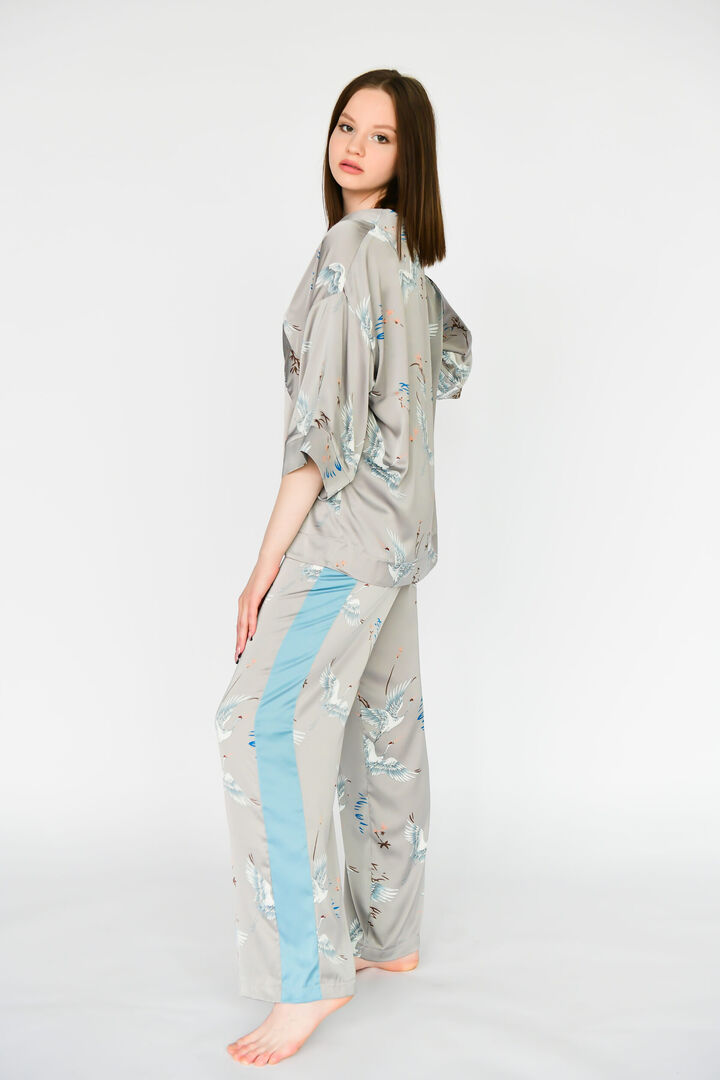 Комплект блуза и брюки из искусственного шелка