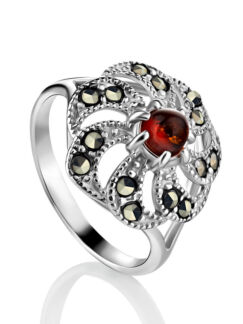 Яркое кольцо из серебра и марказитов, украшенное янтарём коньячного цвета «