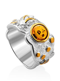Широкое кольцо из текстурного серебра с золочением, украшенное янтарём «Эле