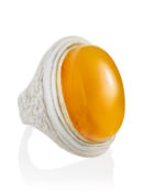 Стильное кольцо ручной работы из белой кожи и натурального янтаря «Нефертит