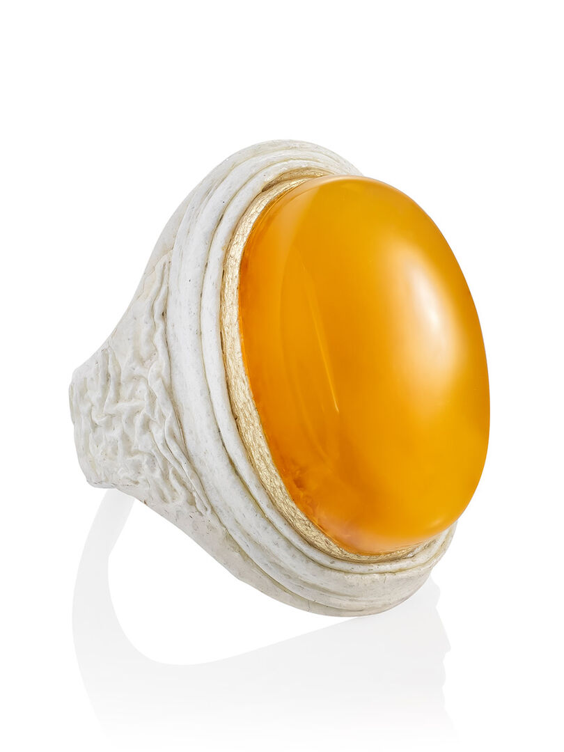 Стильное кольцо ручной работы из белой кожи и натурального янтаря «Нефертит