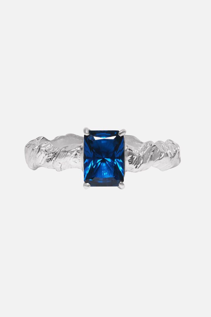 Коктейльное кольцо с синим цирконом серебро