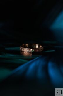 Кольцо с бриллиантовой фактурой  Brilliance с/к изумруд Au.585